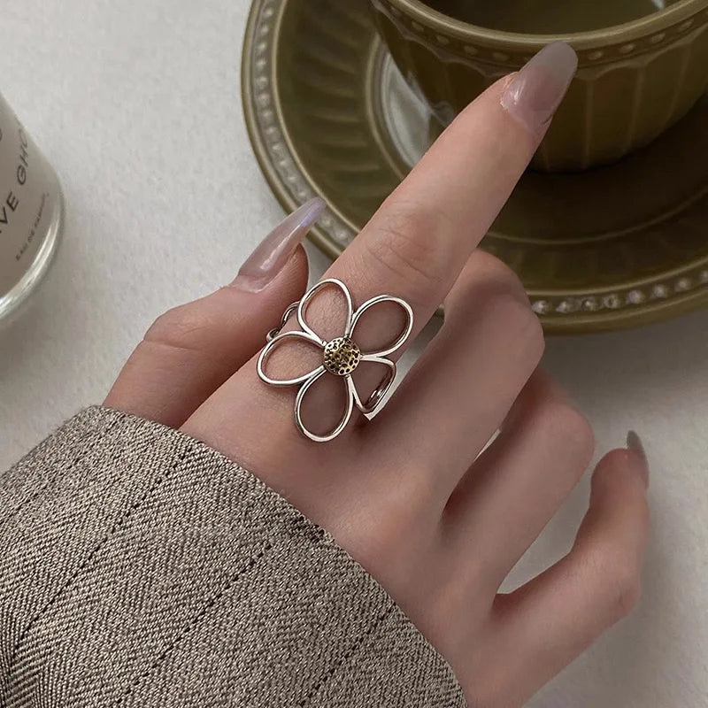The Valen Daisy Ring