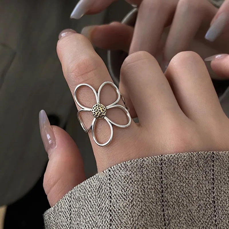 The Valen Daisy Ring