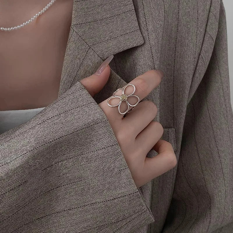 The Valen Daisy Ring